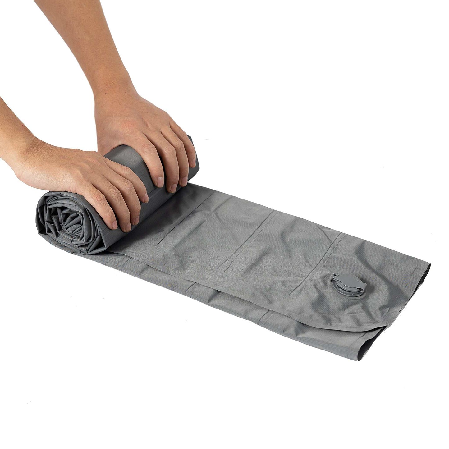 Ultralet liggeunderlag med integreret pude, rullet for kompakt opbevaring, 188 x 60 cm, grå ripstop nylon.