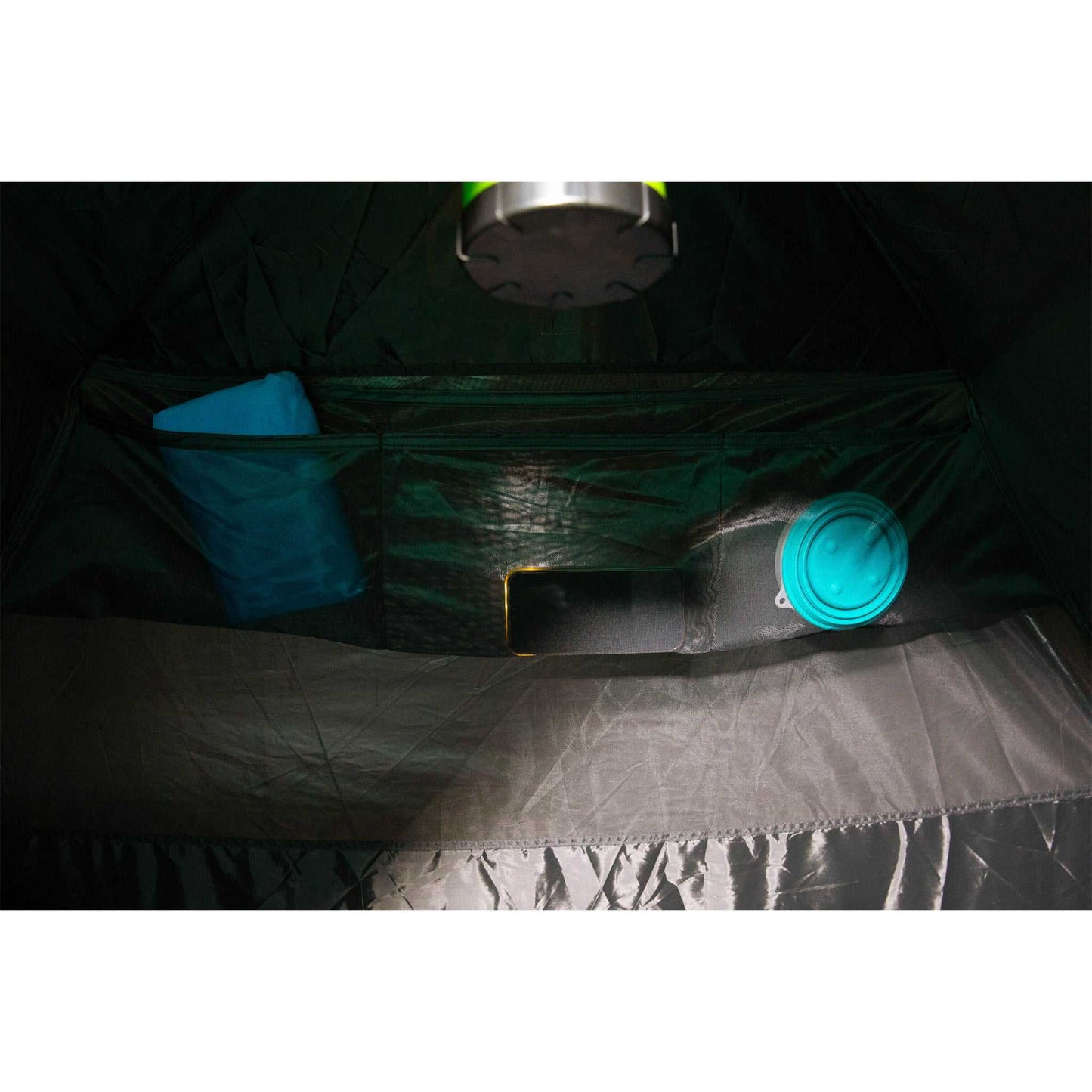 Interior of 3 personers iglo telt showing storage pockets and ventilation.