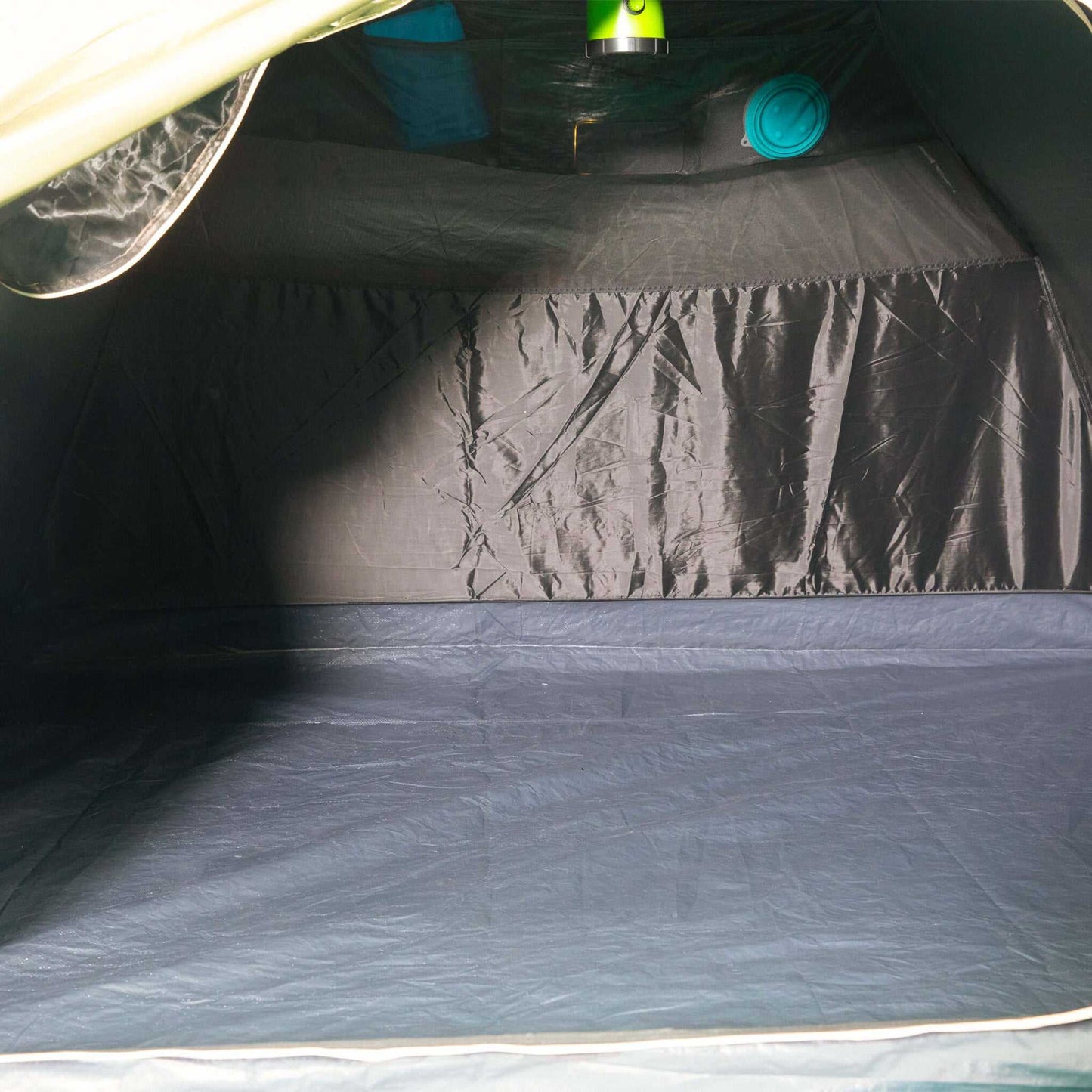 3 personers iglo telt - Thera 3.0 Blackout interior, dark and spacious with ventilation and protection against insects.