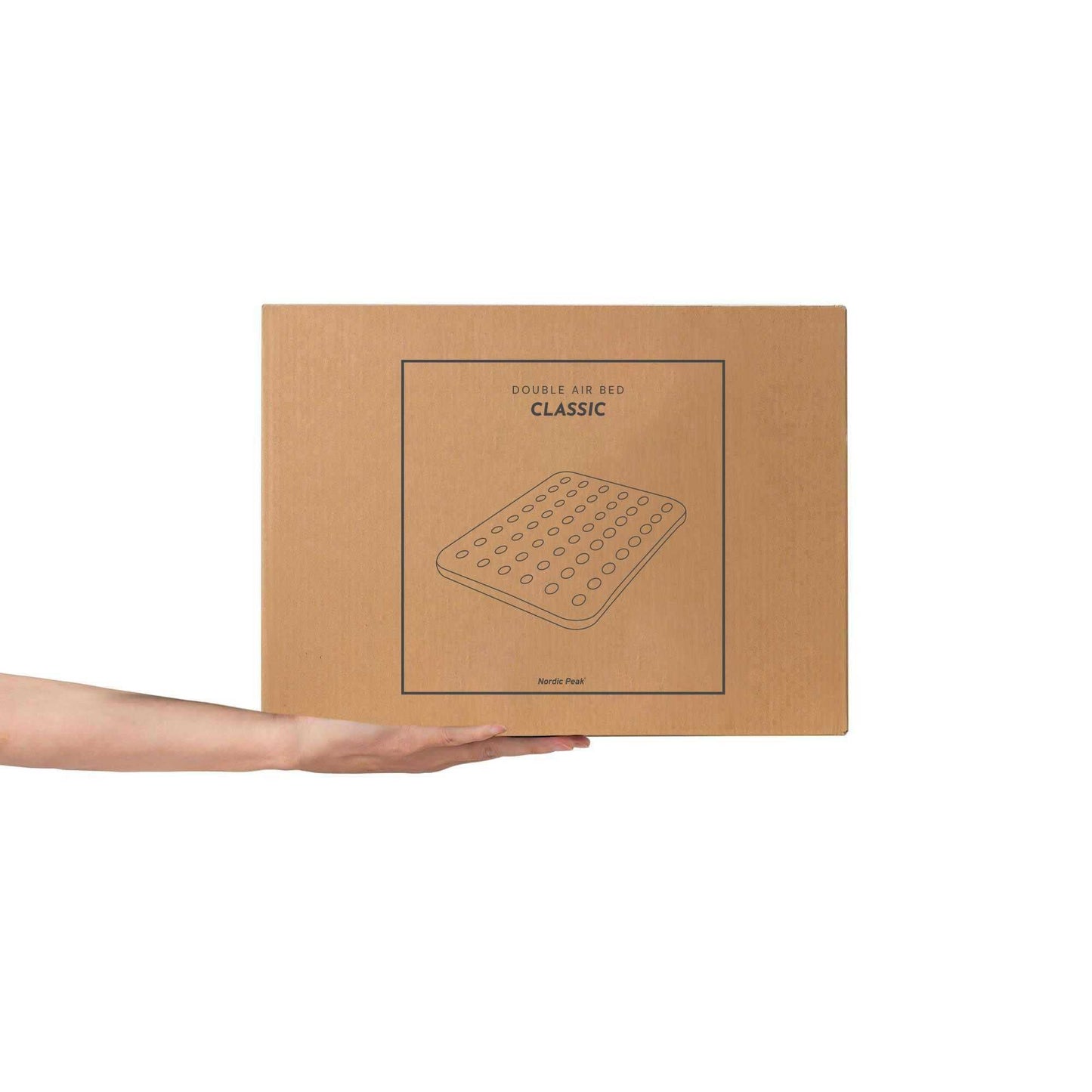 Dobbelt luftmadras packaging with hand for scale, includes repair kit and universal pump valve. Size: 185 x 137 x 22 cm.