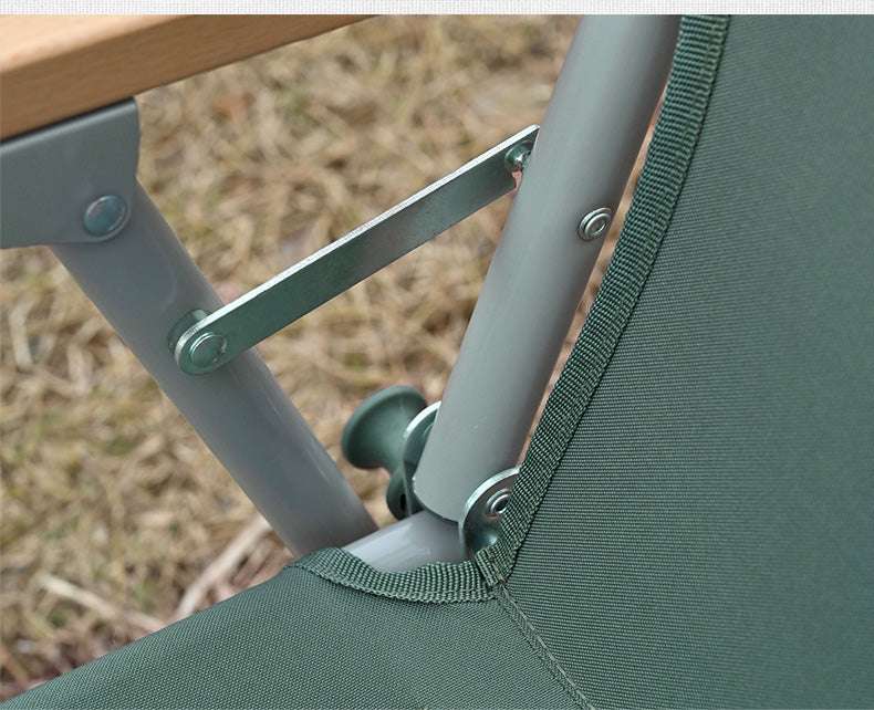 Nærbillede af foldestol i grønt Oxford-stof med aluminiumsstel, velegnet til udendørs brug og letvægt design.