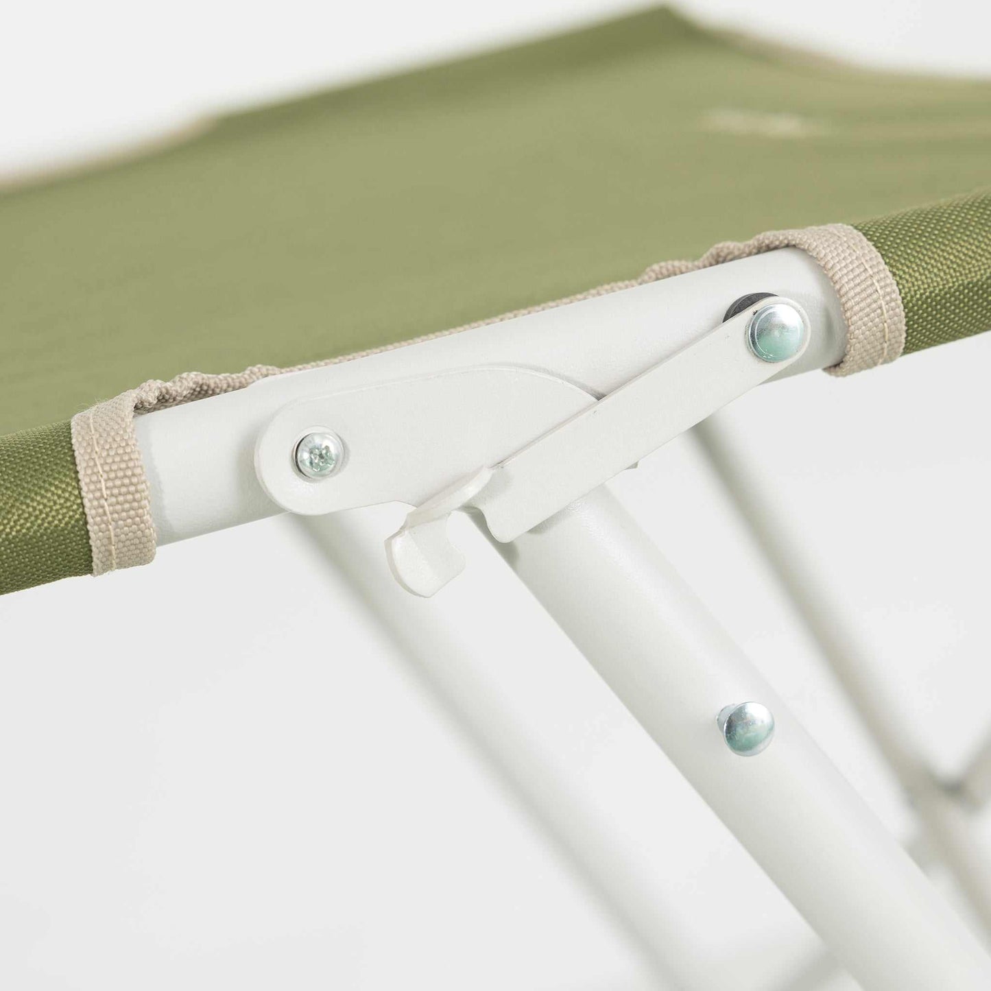 Folding camp bed by Nordic Peak, durable 700D oxford polyester, maximum load 110 kg.