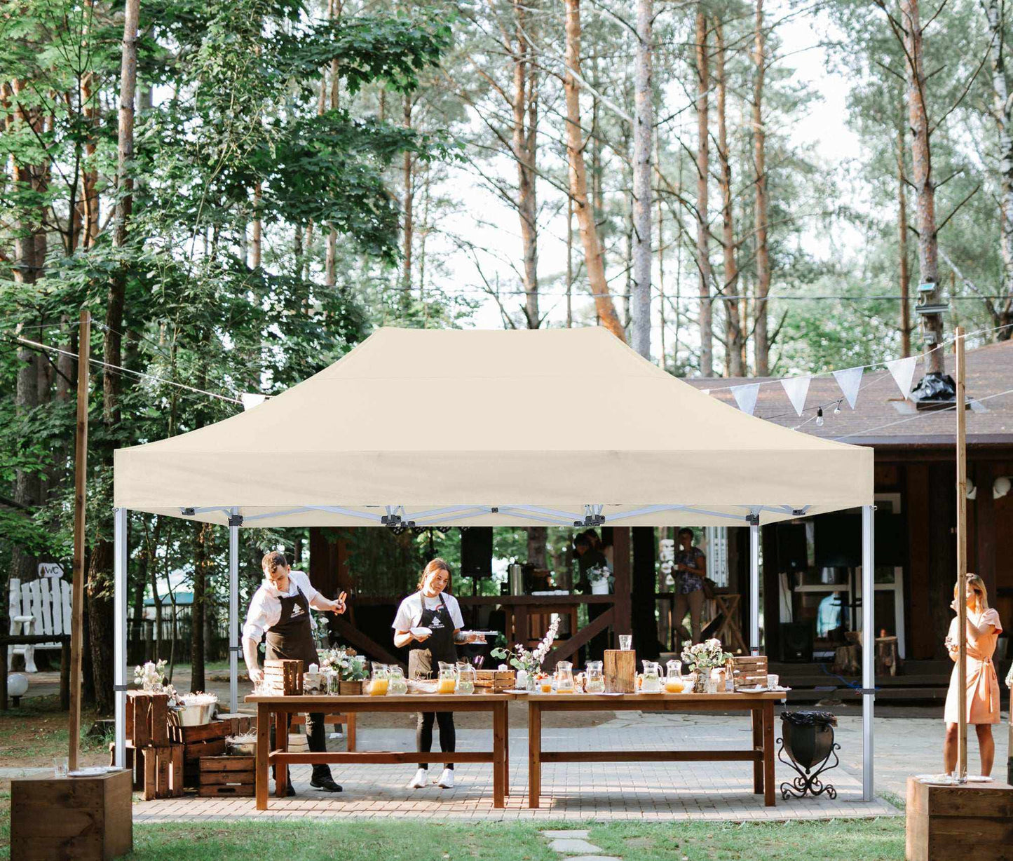 Pavillon Easy Up 3x4.5m aluminium setup in outdoor setting.