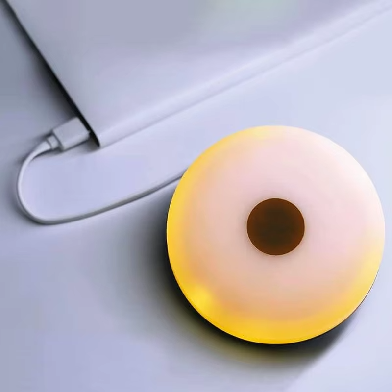 Lampe med LED lyskæde, kompakt design, genopladelig med USB C, indbygget powerbank.
