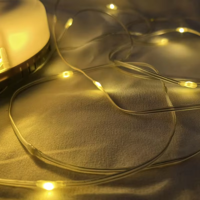 Kompakt lampe med udtrækkelig LED lyskæde og genopladeligt batteri.