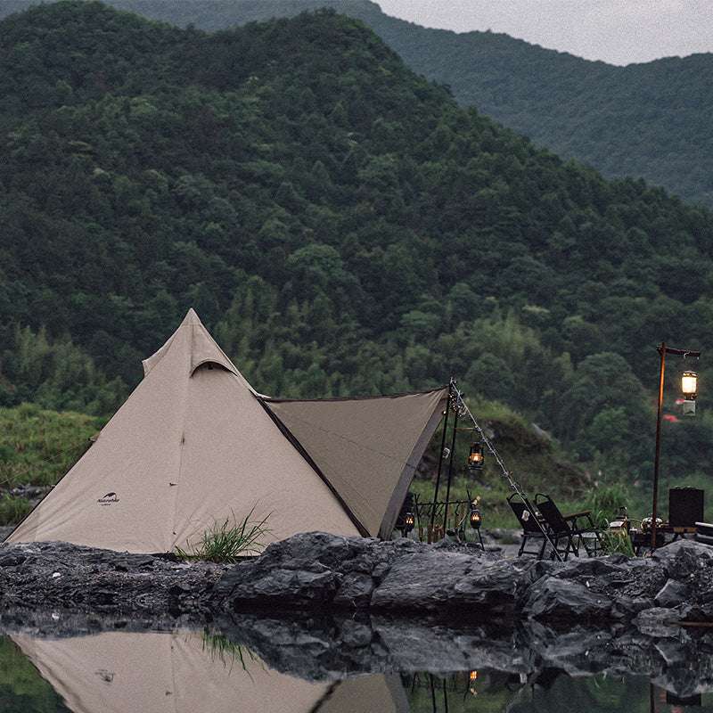 Beige tipi telt med sekssidet design og aluminiumsstel i naturskønt område ved sø og bjerge, rummeligt til 3-4 personer.