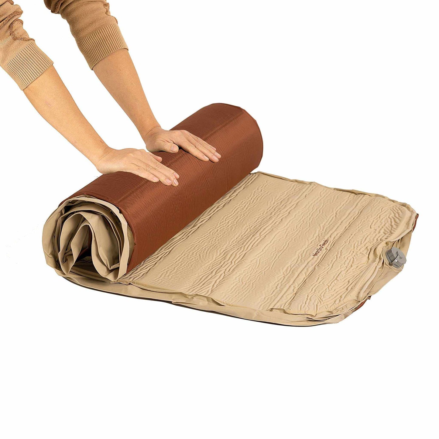 Selvoppustelig liggeunderlag deluxe 10 cm i brug, let at rulle sammen.