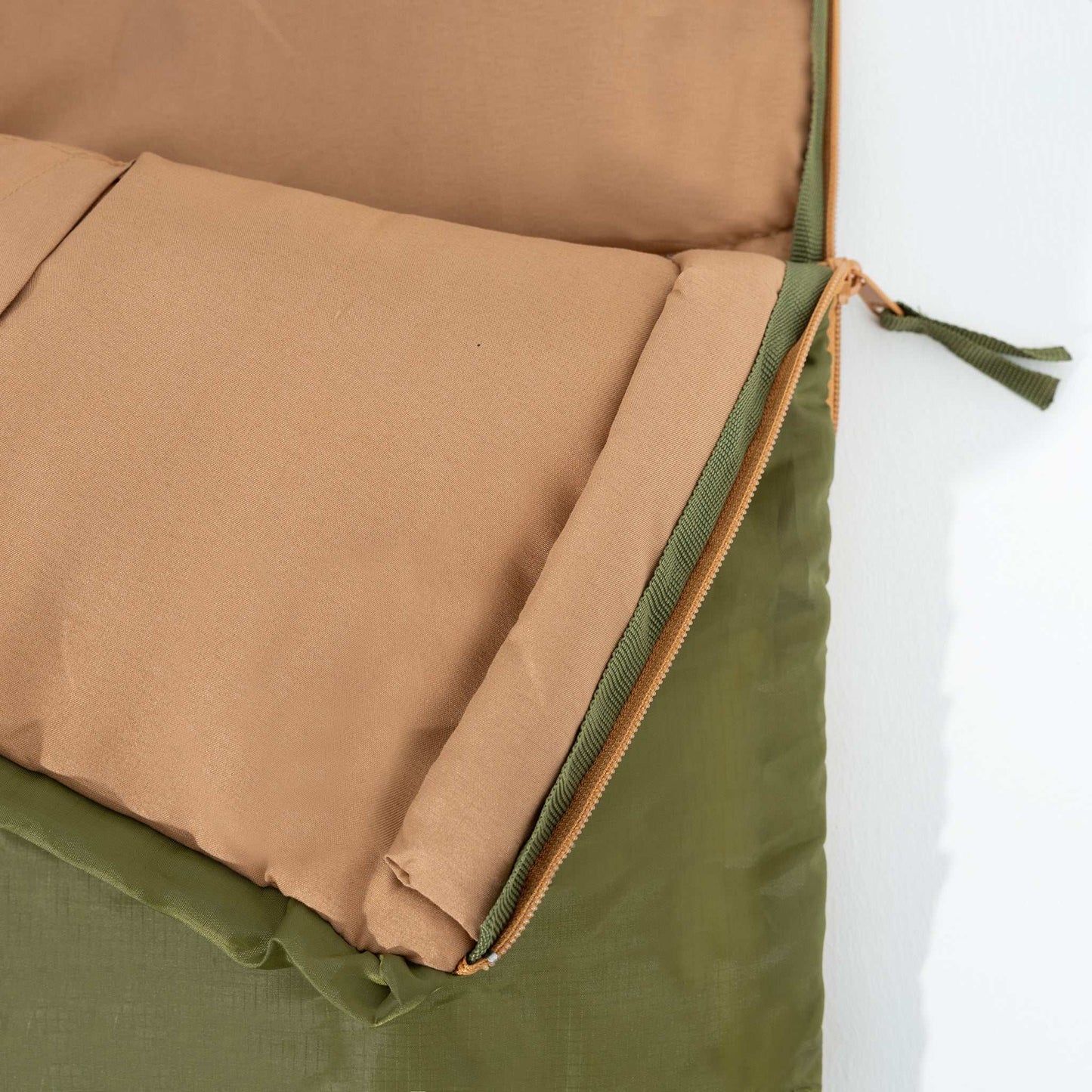 Lightweight and compact Sovepose sleeping bag, suitable up to 200 cm, made of durable, water-repellent, and breathable polyester.