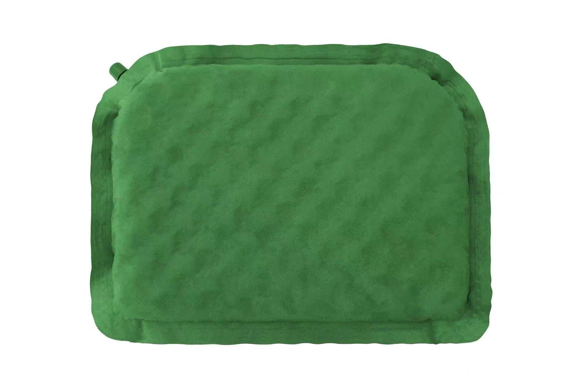 Grønt oppusteligt siddeunderlag i polyester med PVC-belægning og transportpose.