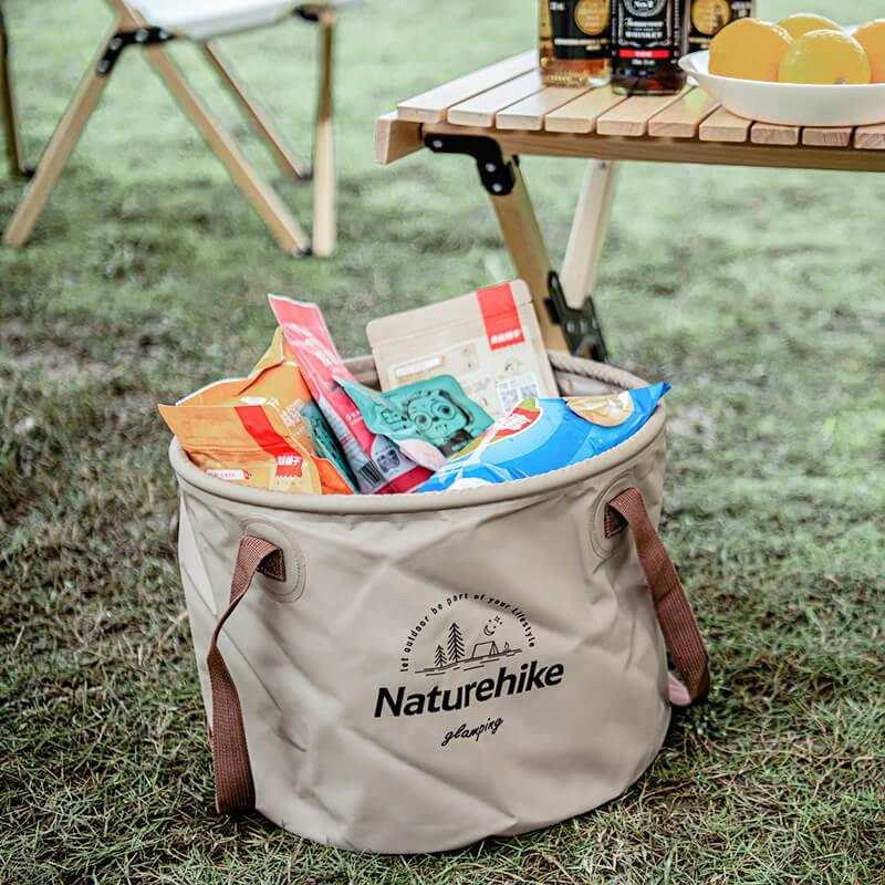 Foldbar vandtæt spand fra Naturehike med 20L kapacitet, praktisk til udendørs opbevaring.