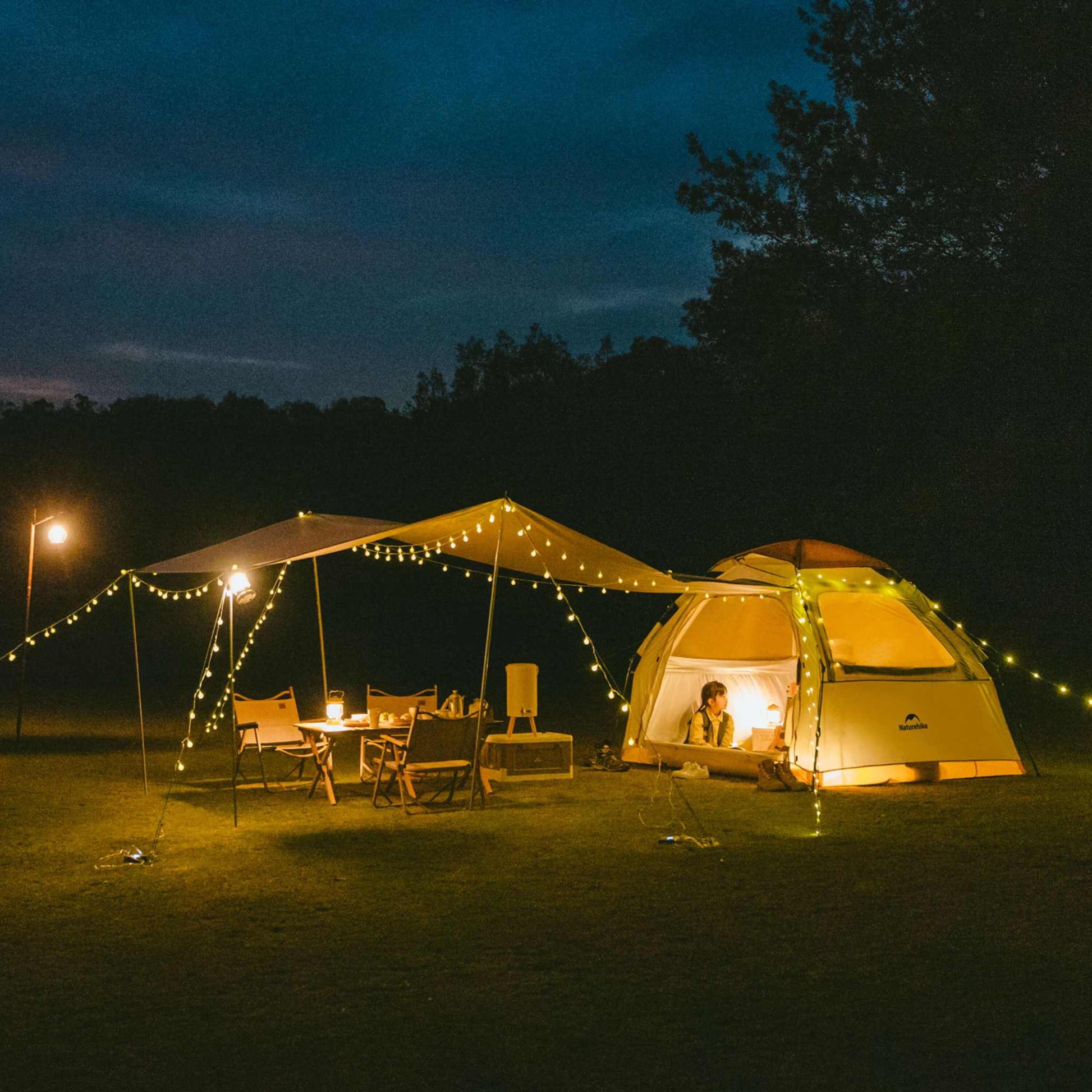 3-personers Easy up telt med lys og udluftning i campingmiljø.