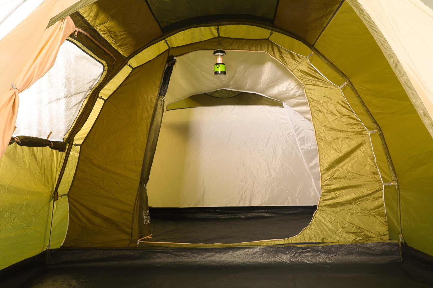 5-person tunnel tent Morena 5.0 interior view with ventilation and storage space.