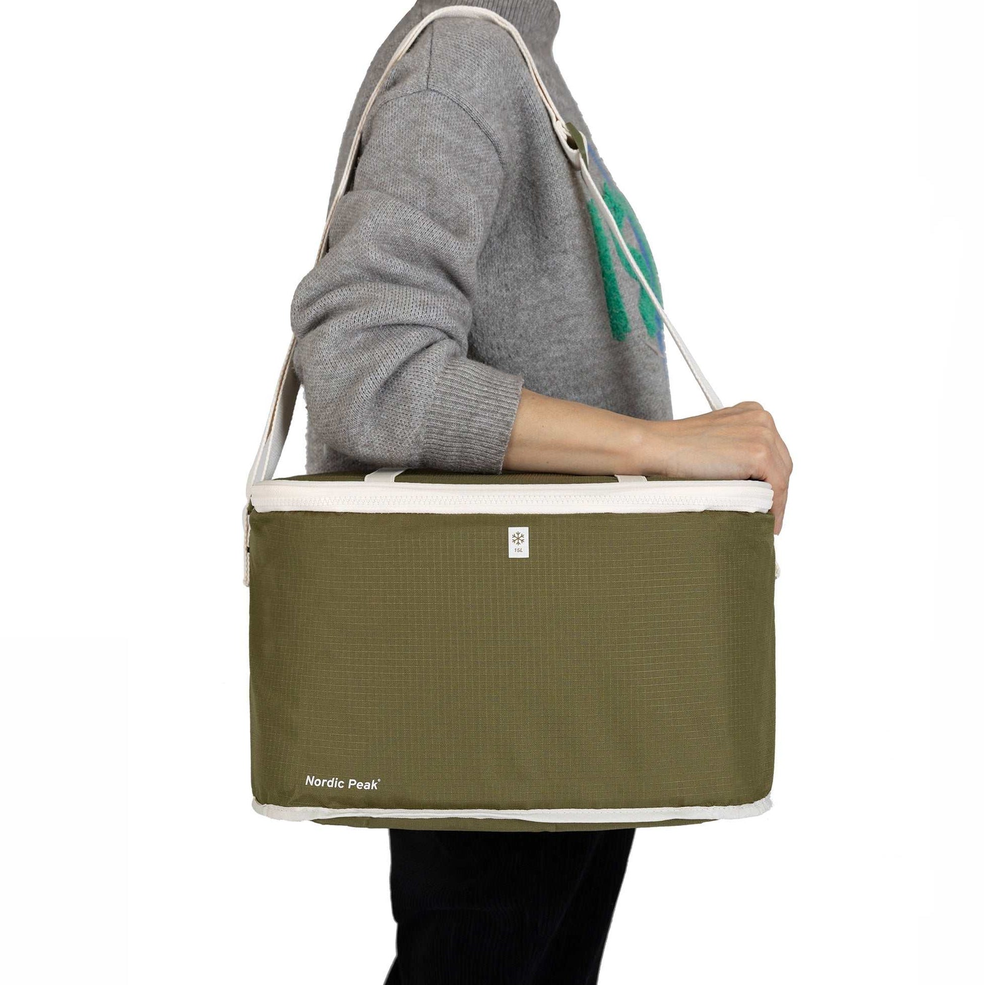 Green 15L køletaske with shoulder strap, ideal for beach trips; features 15mm insulation and durable SBS zipper.