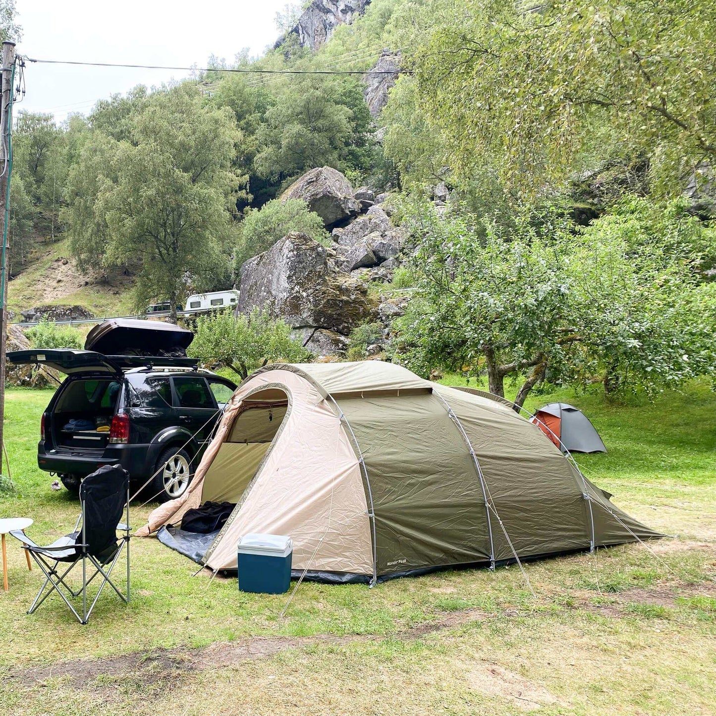 4-personers Morena 4.0 tunnel telt i skovområde, ideelt til familiecamping.