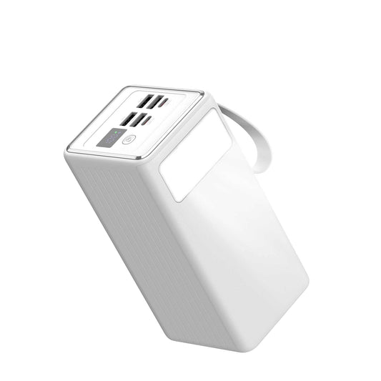 Hvid powerbank med 60.000 mAh kapacitet, indbygget display og hurtigopladning på 22.5W, tre porte til samtidig opladning og indbygget lommelygte.