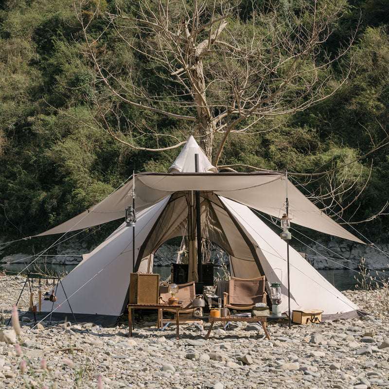 Tipi telt Ranch 8.0 i ottekantet design med plads til 5-8 personer, robust 150D Oxford stof og aluminiumsstel, opstaldet i naturmiljø.