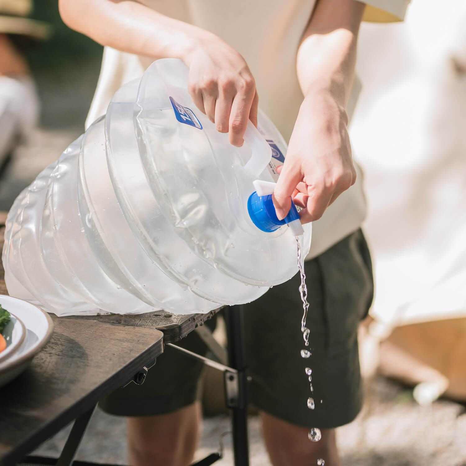 Foldbar vanddunk - 10-15L i brug udendørs, perfekt til rejser og camping.