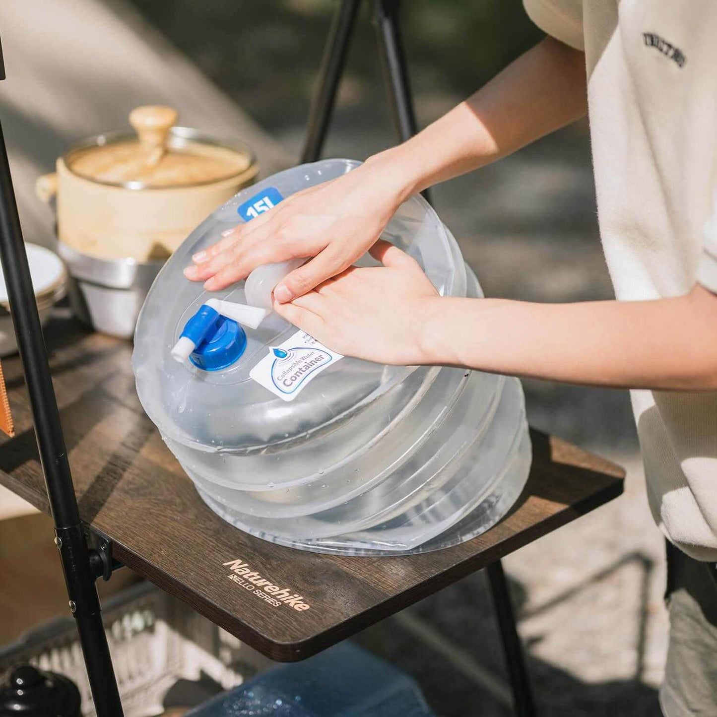 Foldbar vanddunk - 10-15L til rejser og camping, sammenklappelig og letvægts, med tætsluttende skruelåg.