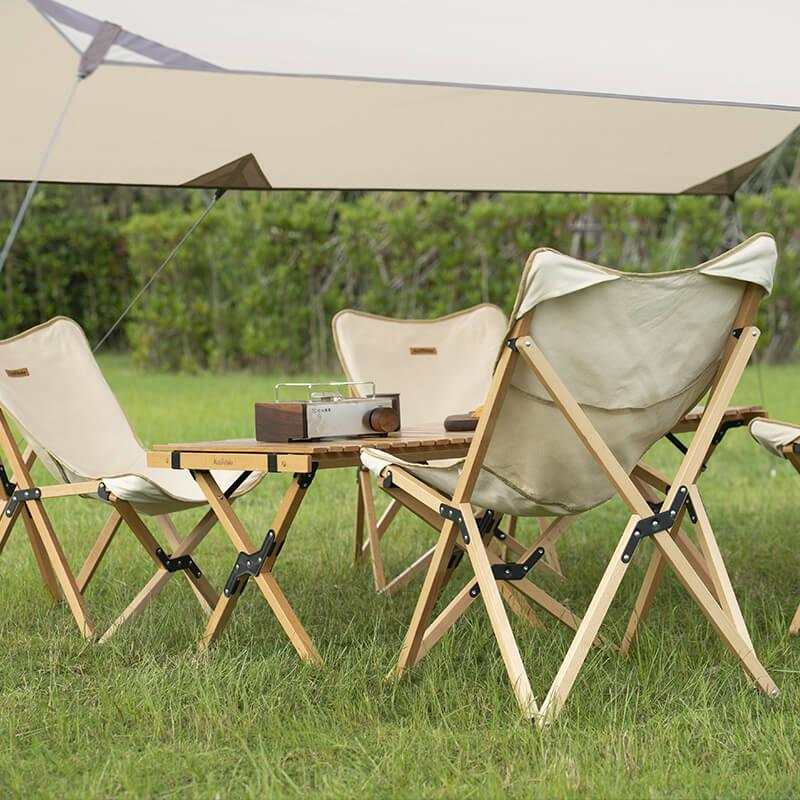 Træstol - glamping version in outdoor setting under canopy.