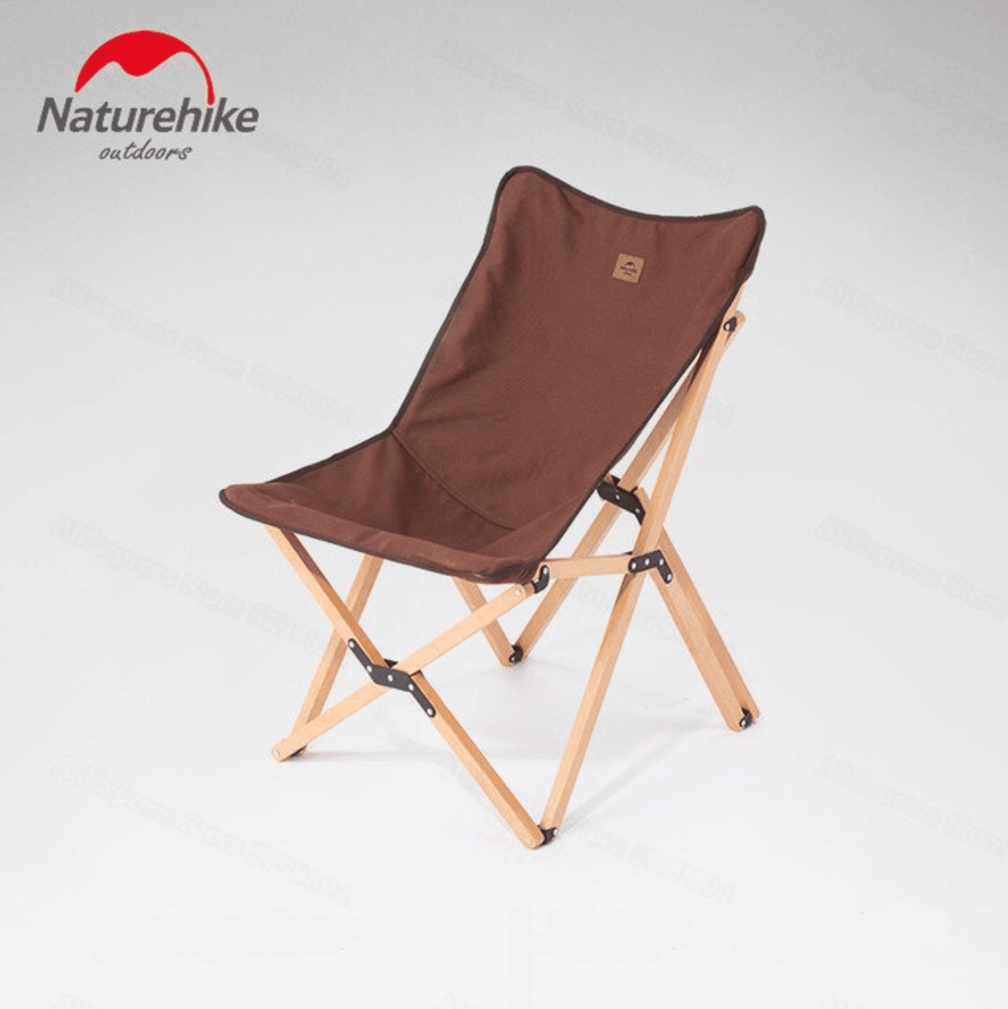 Træstol - glamping version, brown folding camping chair with wooden frame.