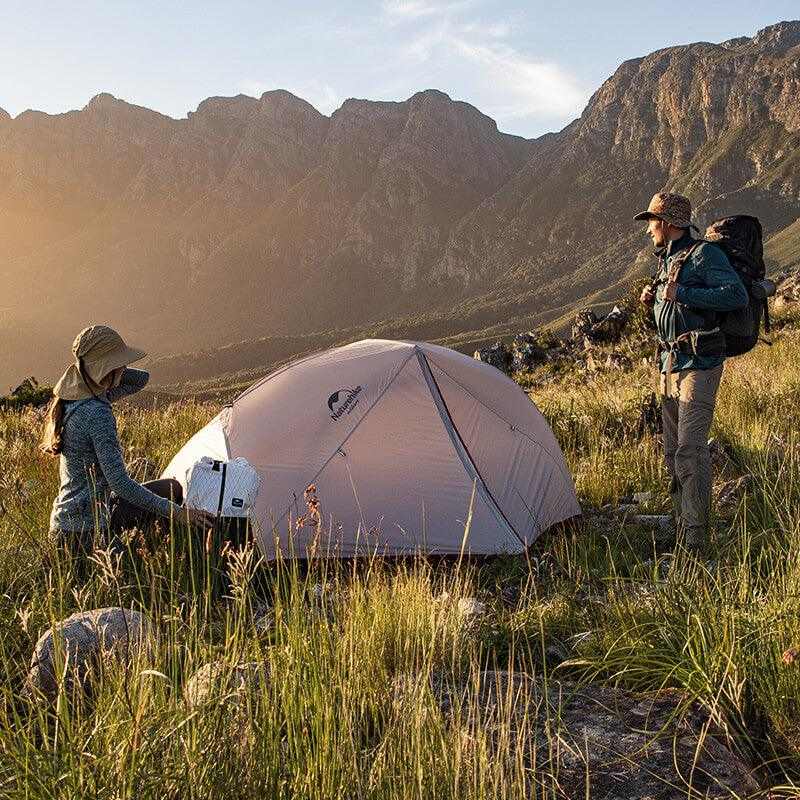 2 personer ultralet telt Star-river 2 fra Naturehike i bjerglandskab