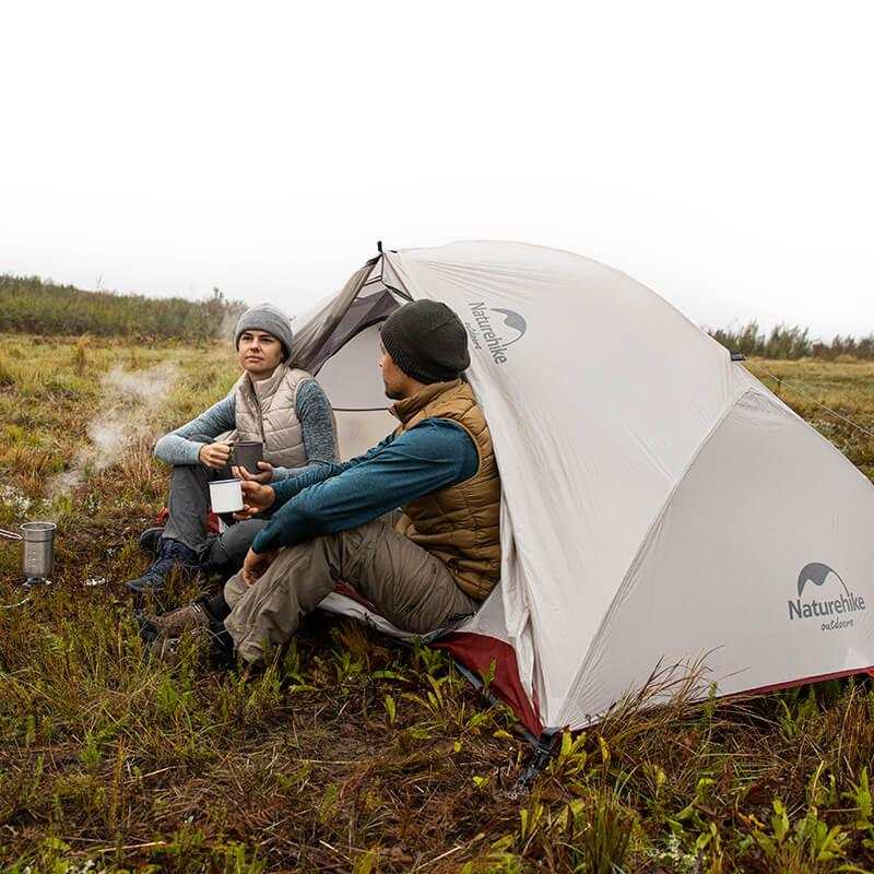 2-personers ultralet Star-river 2 telt fra Naturehike i brug i naturen.